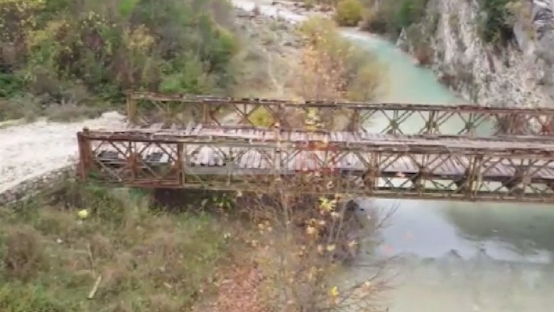 Dëmtohet ura e Tërpanit, izolohen 10 fshatra në Poliçan (VIDEO)