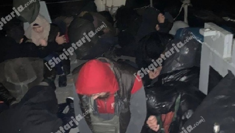Sirianët e kapur në Vlorë dërgohen në kampin e refugjatëve në Durrës