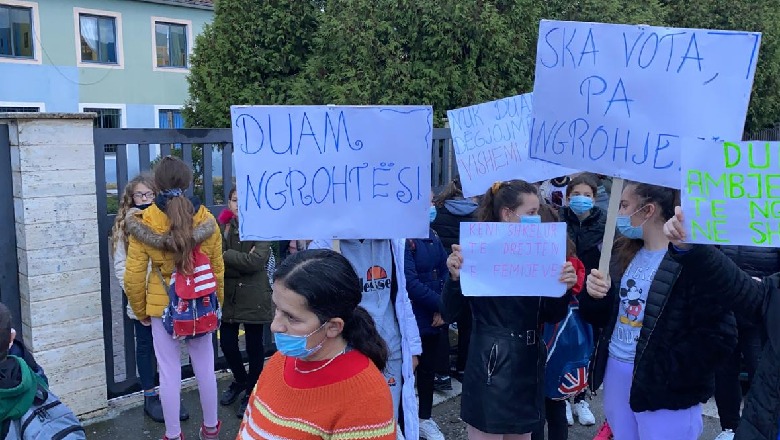 Nxënësit e një shkolle 9-vjeçare në Elbasan bojkotojnë mësimin: Duam ngrohje!