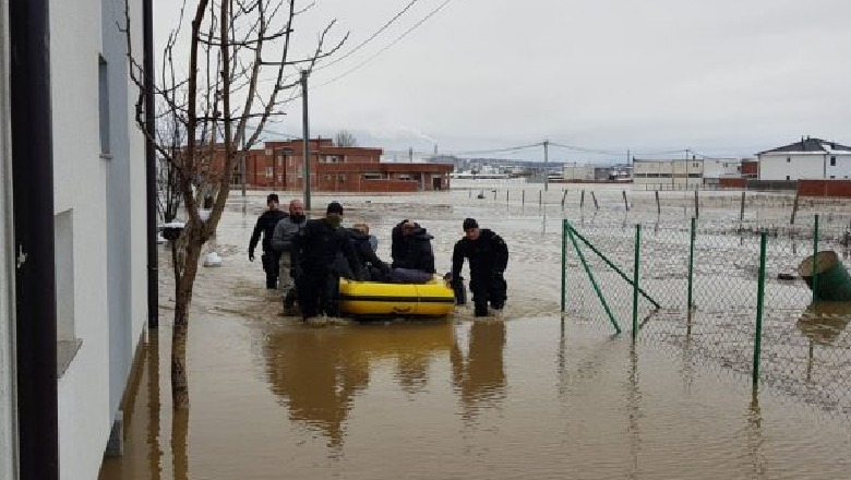 Reshjet bllokojnë qarkullimin në disa pjesë të Kosovës