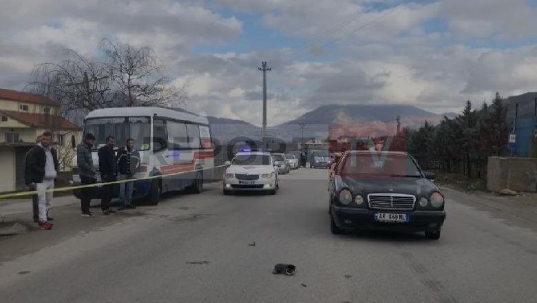 Zbriti nga furgoni e po kalonte rrugën, i moshuari përplaset nga makina në Korçë
