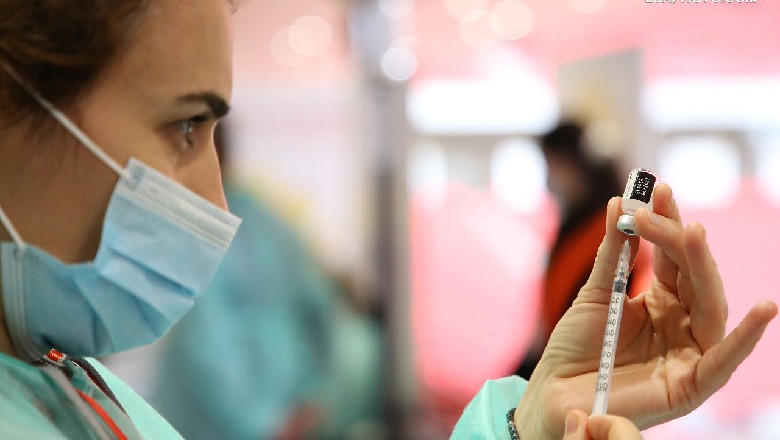 Dita e tretë/ 78 mjekë, infermierë e epidemiologë do të bëjnë dozën e parë të vaksinës anti-COVID 