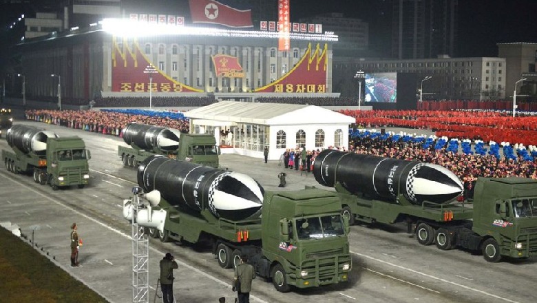 Koreja e Veriut prezanton raketë të re balistike