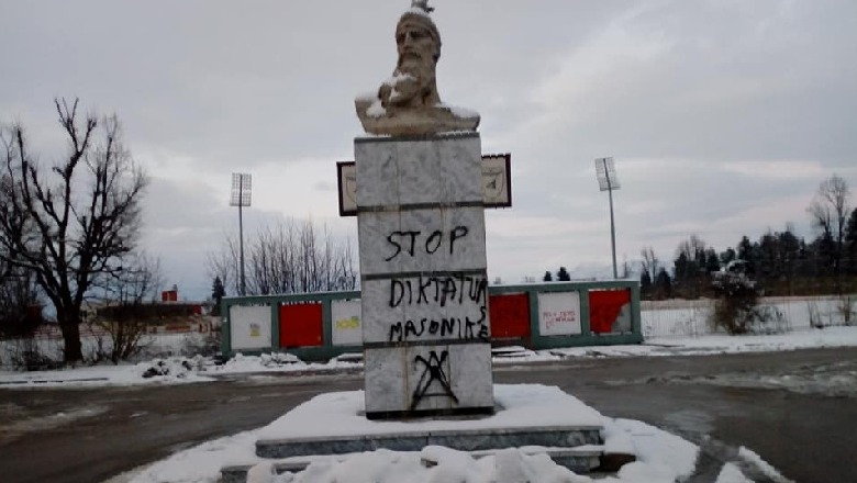 Në përvjetorin e vdekjes së Heroit Kombëtar, përdhoset busti i Skënderbeut në Korçë