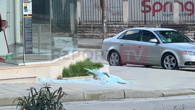 Gjirokastër/Makina humb kontrollin, përplaset me fasadën e dyqanit, shoferi arratiset nga vendngjarja