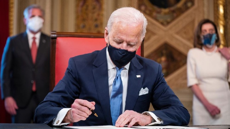  Presidenti Biden nënshkruan tre dokumentet e para
