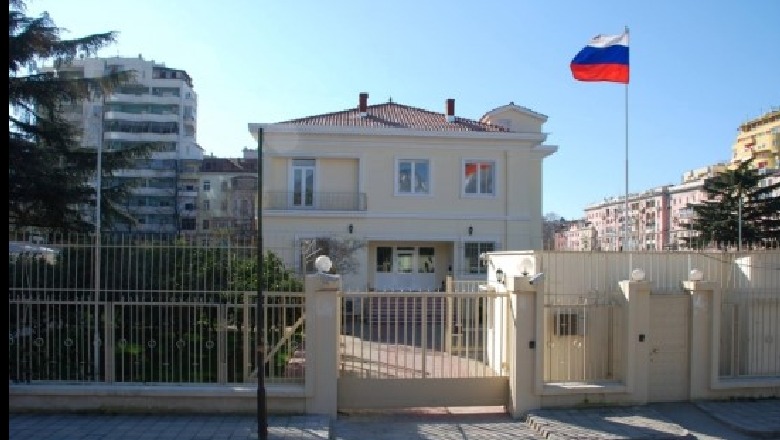 Qeveria shqiptare shpalli diplomatin 'non grata', mediet ruse: Ambasada i konsideron akuzat të pabaza! Tirana bëri 2 shkelje