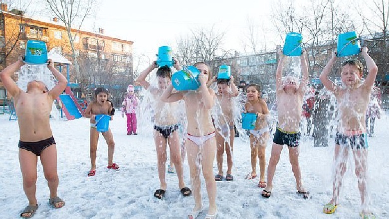 Gjithçka e ngrirë në temperatura minus, por vogëlushët e një kopshti në Siberi bëjnë dush të ftohtë (VIDEO-FOTO)
