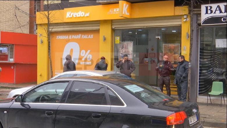 Grabitet me armë filiali i një institucioni financiar privat në Tiranë! Kërcënohen punonjësit dhe merret një shumë parash! Policia ngre pika kontrolli për kapjen e autorit