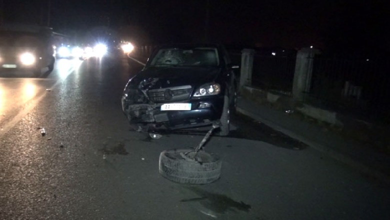 Aksident në Tiranë, makina përplaset me disa automjete të parkuara! Plagosen shoferi dhe pasagjerja 19-vjeçare