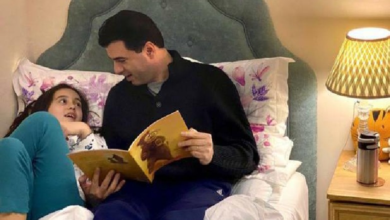 Basha siç nuk e kemi parë më parë, gruaja i publikon foton po i lexon përrallë vajzës  para se ta vë në gjumë 