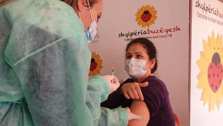 FOTOGALERIA/ Kush janë mjekët që morën sot vaksinën Pfizer në “Air Albania”