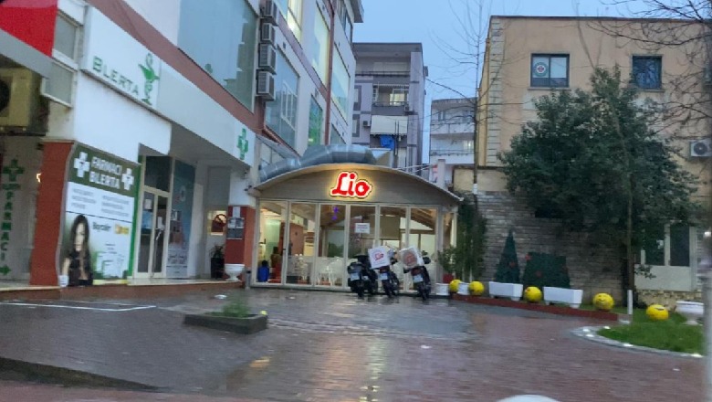 I infektuar me COVID, ish-pedagogu në Elbasan hidhet nga kati i 7-të i pallatit! Policia thyen xhamin e një fast-foodi për ta shpëtuar