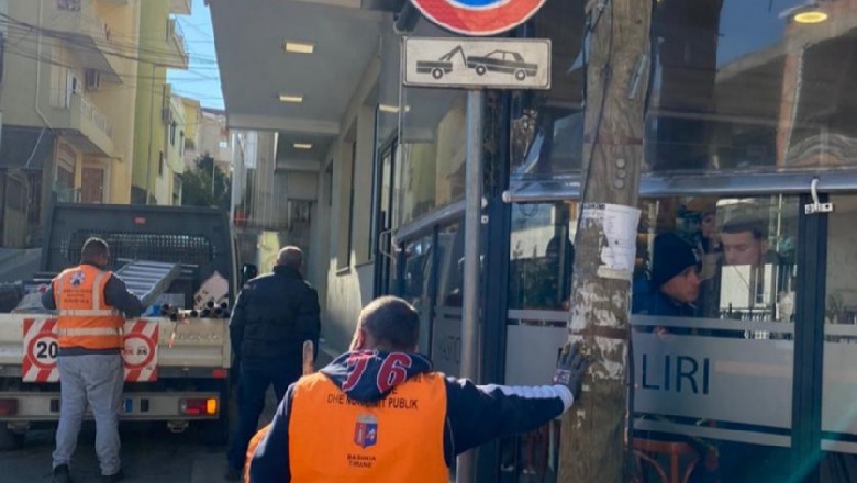 Bashkia detyron pronarin e një biznesi të një lagjeje në Tiranë të rivendosë vetë tabelën rrugore që kishte shkulur