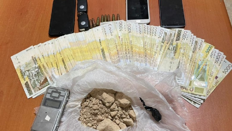 Qindra doza heroinë dhe miliona lekë në banesë, arrestohen dy persona në Durrës