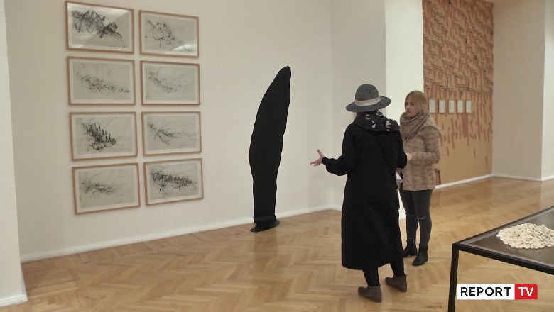 40 artiste nga Shqipëria dhe Kosova ekspozojnë ‘synimet’ e 70 viteve në Galerinë Kombëtare të Arteve (VIDEO)