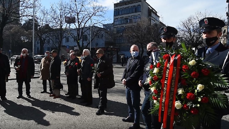 Veteranë, familjarë dhe Bashkia e Tiranës homazhe në nderim të dëshmorëve të 4 Shkurtit! Propozohet ngritja e një memoriali