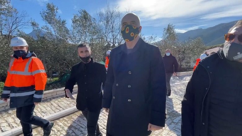 Investimet në Tepelenë, Rama: Kalaja e Ali Pashës do dal në dritë! Batuta me qytetarin: Demokratët na duhen për të mos na marrë mësysh (VIDEO)