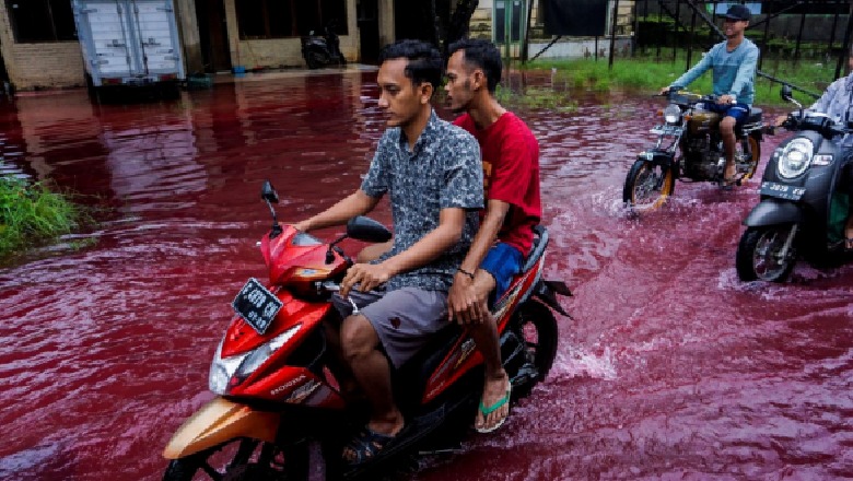 Pamje të habitshme një fshat në Indonezi përfshihet nga “përmbytjet e kuqe”, duken si liqen gjaku
