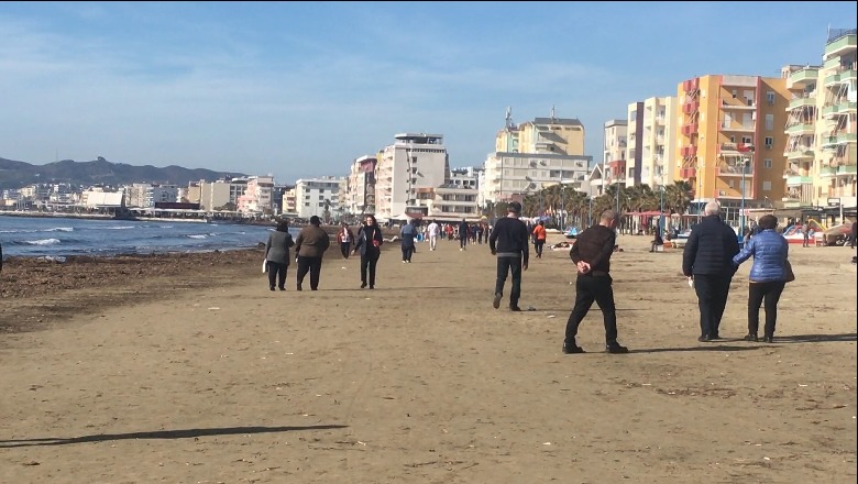 Rritja e temperaturave, qytetarët i drejtohen bregdetit të Durrësit për të kaluar fundjavën