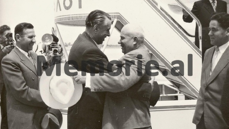Ditari sekret i Enver Hoxhës: Behari më njoftoi se polakët e kanë shpallur ‘non grata’ ambasadorin tonë, Musin Kroi…/ Ngjarjet e shkurtit ’61, pas konfliktit me Moskën dhe fotot e rralla