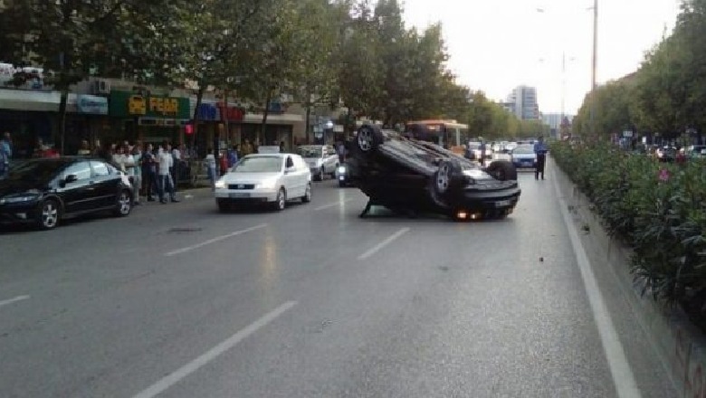 Aksident në Tiranë, përplasen tre makina, plagoset pasagjeri