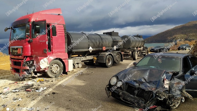Aksident në Korçë, makina përplaset me mjetin e tonazhit të rëndë