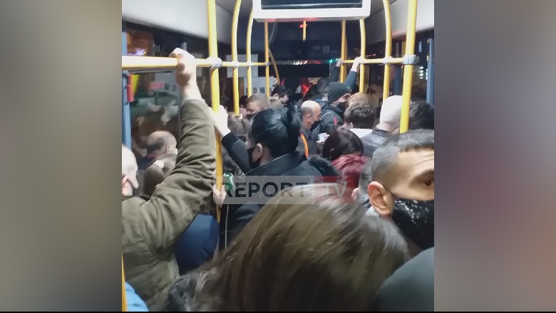 Kufizimi pas orës 20:00, dyndje qytetarësh në autobusë! Pa distancë dhe disa persona pa maska