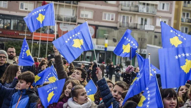 13 vite shtet i pavarur, sot feston Kosova! ‘New Born’ mbulohet me shenja duarsh me ngjyrën e ushtrisë: E prumë paqen bashkë (VIDEO)