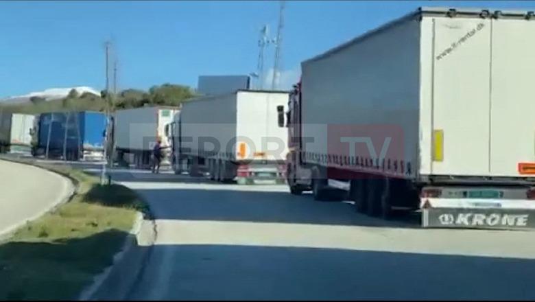 Mbyllja për 24 orë nga pala greke, mbi 100 kamionë në Kakavijë presin në radhë për të kaluar drejt Greqisë