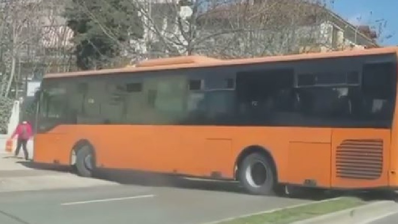 VIDEO/ ‘Çmendet’ shoferi i autobusit që bën linjën e Kombinatit në Tiranë, thyen çdo rregull qarkullimi! I pezullohet leja e drejtimit