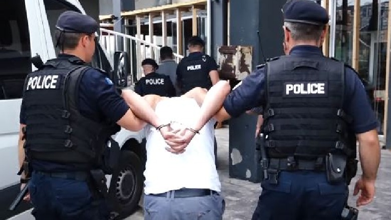 Bën sherr me policinë, arrestohen 2 të rinjtë, 2 të tjerë në kërkim! U gjetën armë, mijëra euro dhe stemë policie