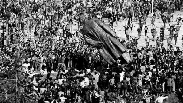 30 vite nga rrëzimi i bustit të diktatorit, Basha: Pas 3 dekadash duan të vrasin ëndrrën europiane! Ne do ta ndalim këtë vërshim ogurzi  