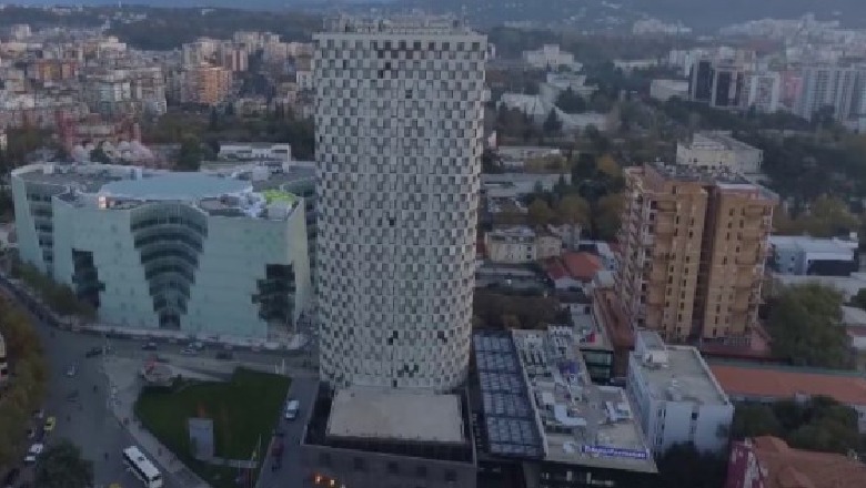 Aksident në qendër të Tiranës, makina del nga rruga dhe përplas dy këmbësorë tek 9-katëshet