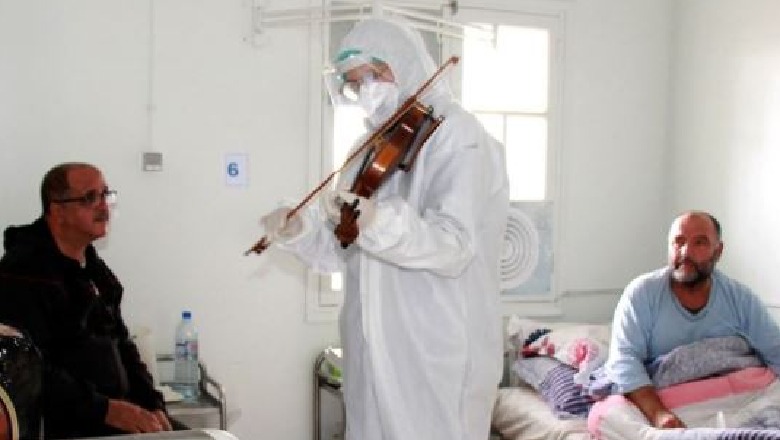Luan violinë për pavionin e COVID-19, mjeku në Tunizi argëton pacientët dhe kthen buzëqeshje (VIDEO)
