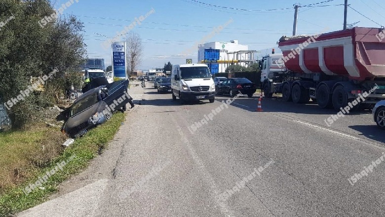 Përplasen dy makina në Elbasan, plagoset këmbësori