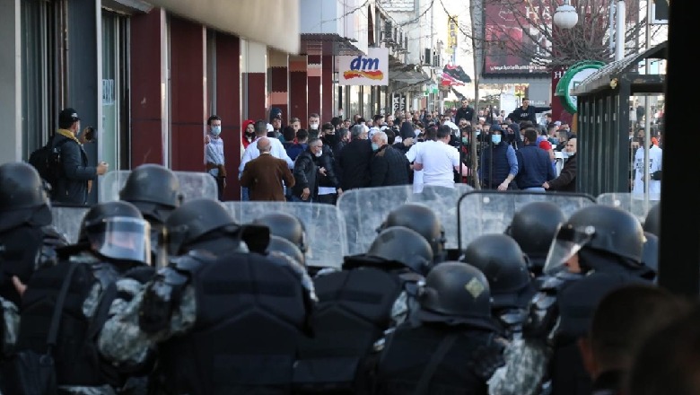 Rasti ‘Mostra’/  Rëndohet bilanci protestës së shqiptarëve në Maqedoninë e Veriut, 7 efektivë të lënduar, 8 persona shoqërohen në polici