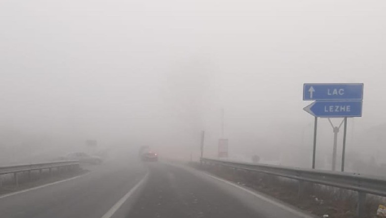 Mjegulla e dendur ‘pushton’ rrugët, ARRSH-shoferëve: Ulni shpejtësinë
