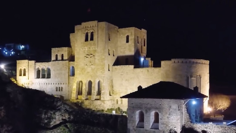 Rama publikon videon: Si duket Kalaja e Krujës natën me ndriçimin artistik  - Shqiptarja.com