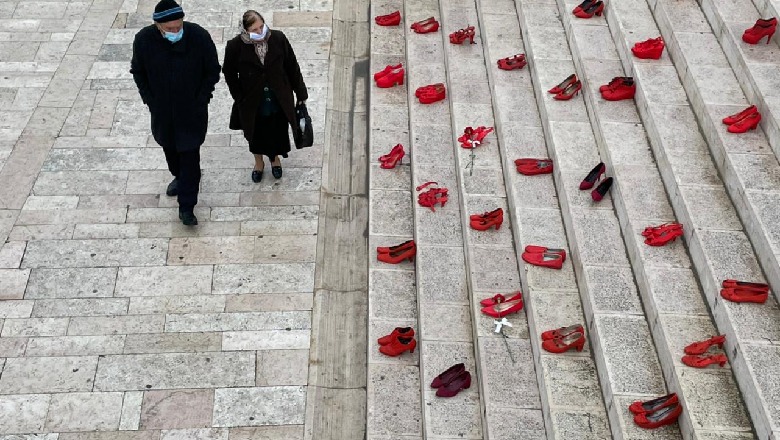 'Simbol i humbjes së jetës së grave nga dhuna', nismë e veçantë në Durrës, shkallët e galerisë mbushen me këpucë të kuqe
