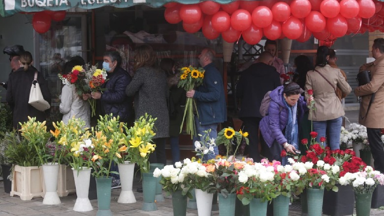 Dyqanet e luleve plot për 8 mars, fëmijët dhe bashkëshortët me buqeta në duar në Tiranë