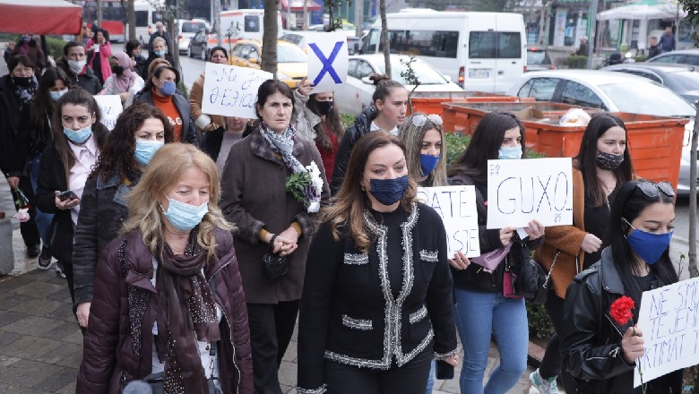 Albana Vokshi marshim me gratë: Rama i përdor për fasadë, në 25 Prill sjellim ndryshimin