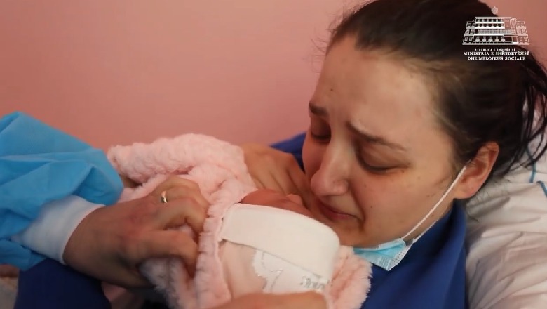 Lindi në terapi intensive për shkak të COVID, Manastirliu ndan momentin emocionues kur nëna takon për herë të parë foshnjën e saj (VIDEO)