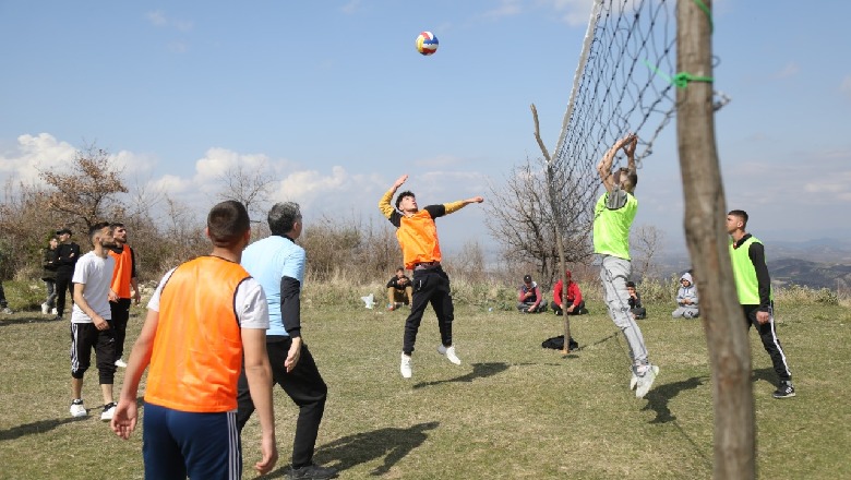 Banorët e Urës Vajgurore festojnë emrin e ri të bashkisë për Ditën e Verës! Klosi iu bashkohet në volejboll: Kjo është festë e bashkimit të shqiptarëve