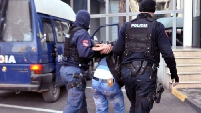 EMRI/ Dhunonte bashkëshorten, arrestohet 50 vjeçari në Krujë, pas kontrollit në banesë i gjenden 2.4 kg drogë
