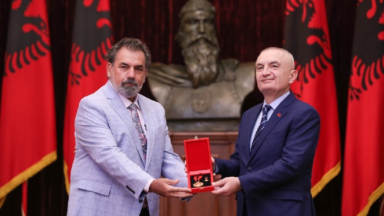 Meta dekoron aktorin Aleksandër Rrapi me Titullin ‘Mjeshtër i Madh’: Këta janë bijtë e denjë të Shqipërisë si dhe ambasadorët e kulturës kombëtare nëpër botë