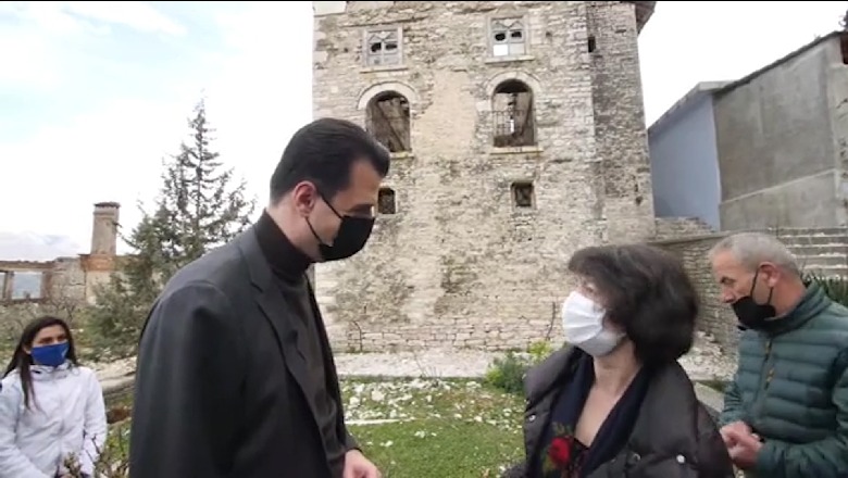 Basha nuk zhgënjen sërish, gafa që la në Gjirokastër me Musine Kokalarin: Ka lindur këtu! Shoqëruesja: Jo në Turqi