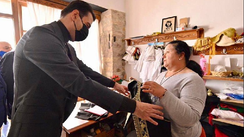 Basha publikon foto nga momenti kur mori dhuratën e veçantë: Gratë gjirokastrite janë nikoqire dhe duararta
