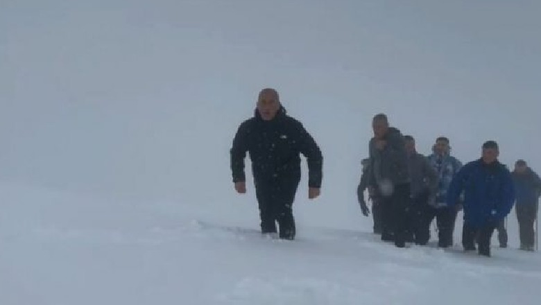 Haradinaj ‘sfidon’ borën dhe të ftohtin, ngit majën e Bisrës në Kosovë 