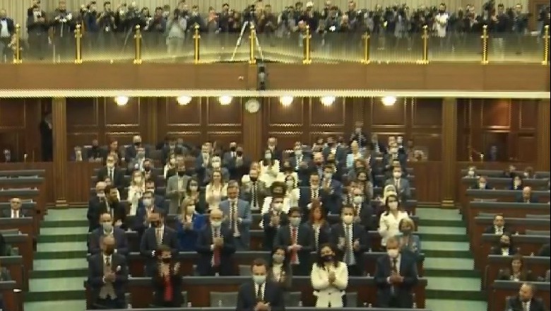 67 pro dhe 30 kundër, Kuvendi i Kosovës voton qeverinë e re! Kurti: Do jem kryeministër me parime